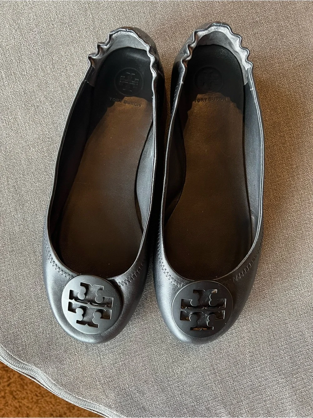 Tory Burch Black Leather Logo Round-Toe Ballet Flats - Picture 1 of 4